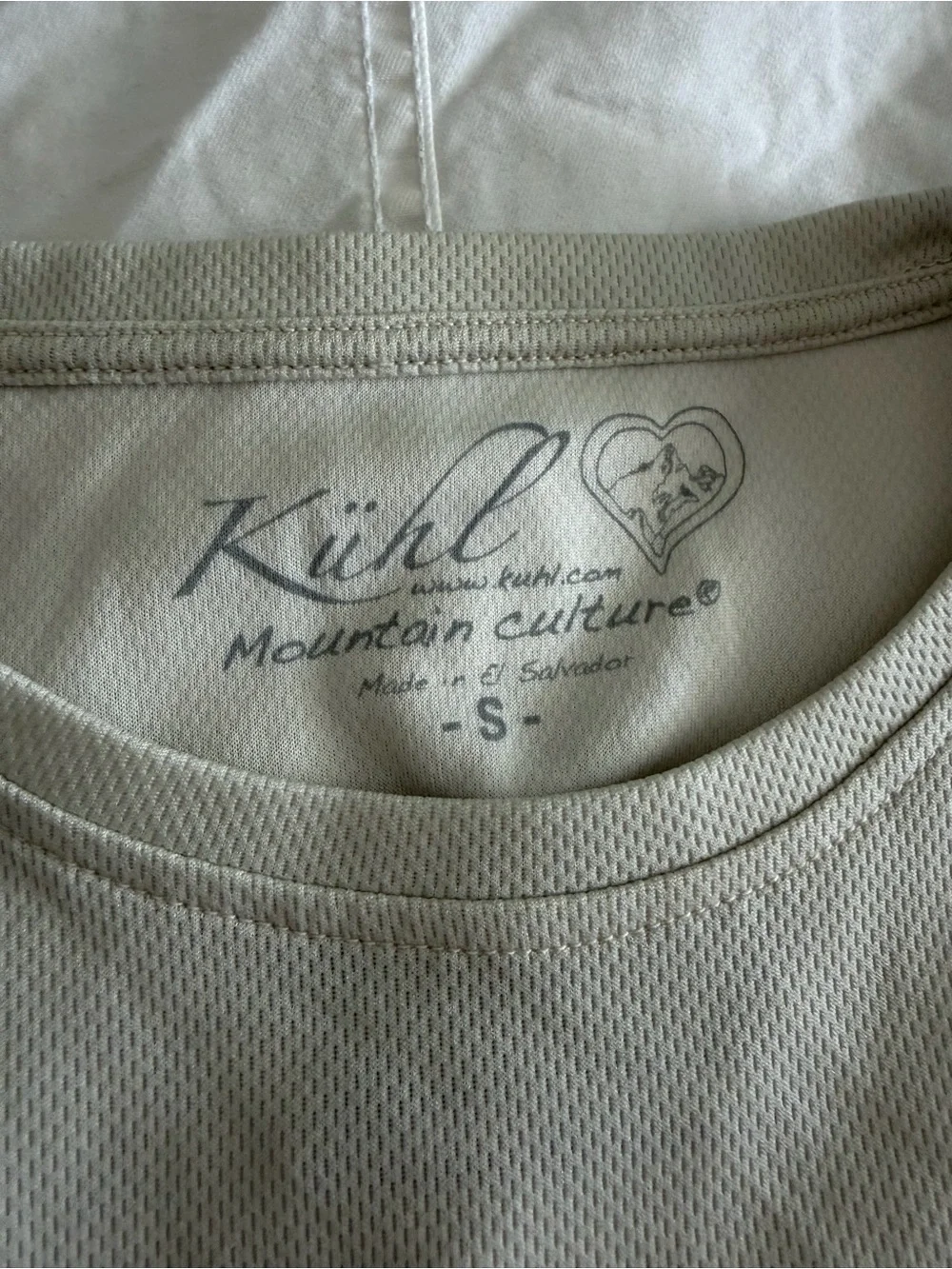 Kohl women’s size small mountain culture athletic t-shirt cream/white side flora